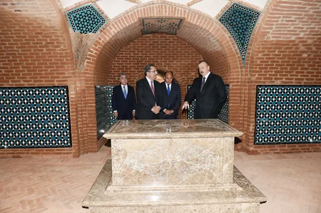 Prezident Bərdə türbəsində və Torpaqqala kompleksində əsaslı yenidənqurmadan sonra yaradılan şəraitlə tanış olub