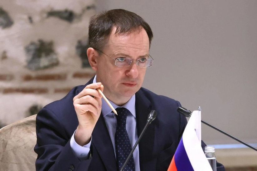 Medinski: Ukrayna ilə hərbi əməliyyatlar nəticəsində köçkün düşənlərin geri qaytarılması müzakirə olunub