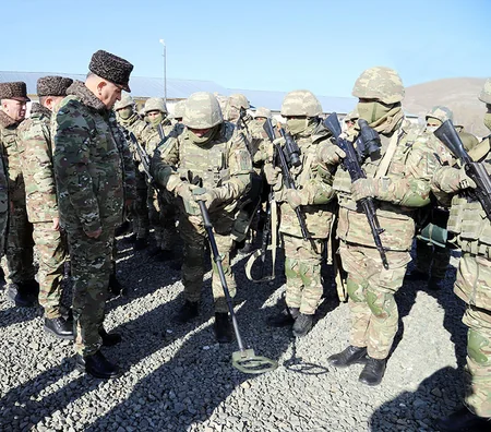 Baş Qərargah rəisi Ermənistanla sərhədə gedib, komandoların məşğələlərini izləyib