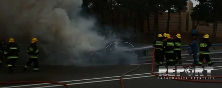 Bakıda lüks avtomobil yanıb - FOTO