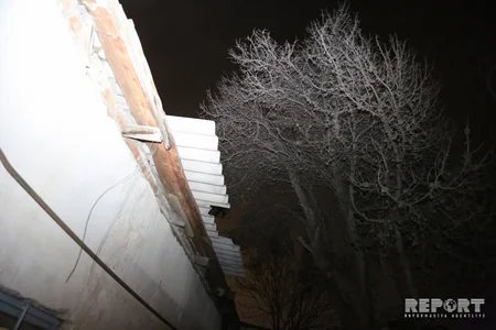 Ağac hər an evin üzərinə düşə bilər - VİDEOREPORTAJ