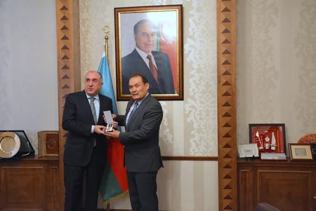 Elmar Məmmədyarov Türkdilli Dövlətlərin Əməkdaşlıq Şurasının baş katibinə medal təqdim edib