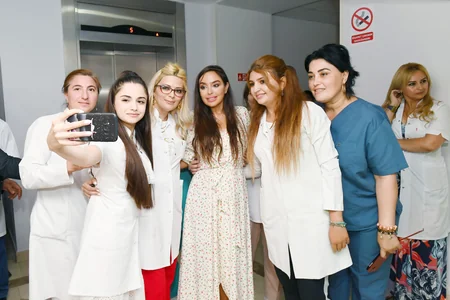 Leyla Əliyeva Bakının bir sıra tibb müəssisələrində müalicə alan uşaqlarla görüşüb