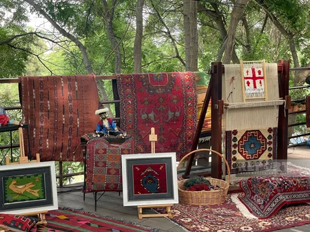 Gürcüstanda festivalda Azərbaycan xalçaları, musiqi alətləri, geyimləri nümayiş etdirilib