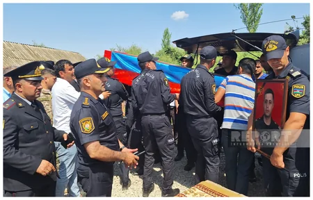 Bakıda silahlı insident zamanı həlak olan polislər dəfn edilib - YENİLƏNİB