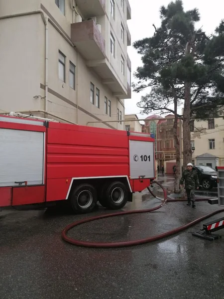 Bakıda binada yanğın olub, 12 nəfər təxliyə edilib - YENİLƏNİB-2