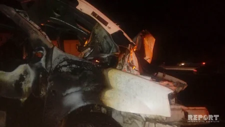 Bakıda avtomobil qəzaya uğrayaraq yanıb, xəsarət alan var