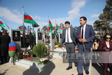 Azərbaycanın Rus İcması Zəfər Günü ilə bağlı İkinci Şəhidlər xiyabanını ziyarət edib