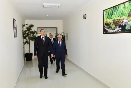 Prezident İlham Əliyev Bakıdakı 261 nömrəli məktəb-liseydə əsaslı təmirdən sonra görülən işlərlə tanış olub - YENİLƏNİB