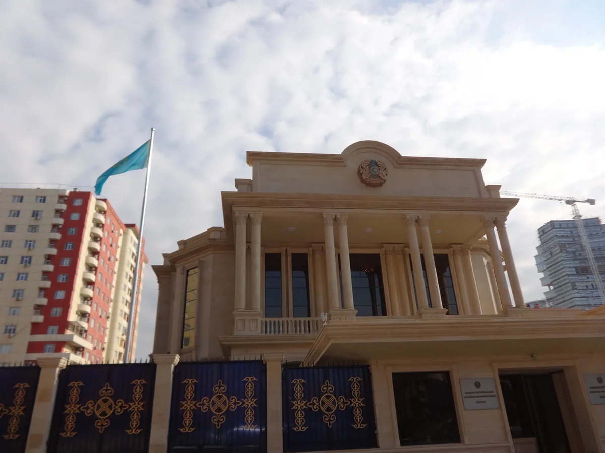 Qazaxıstanın Azərbaycandakı səfirliyində bayraq endirilib