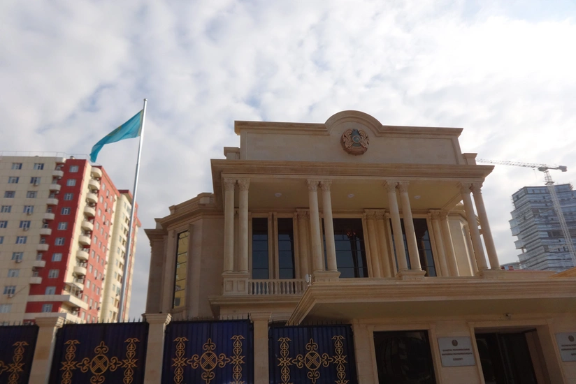 В посольстве Казахстана приспущен флаг в связи с трауром