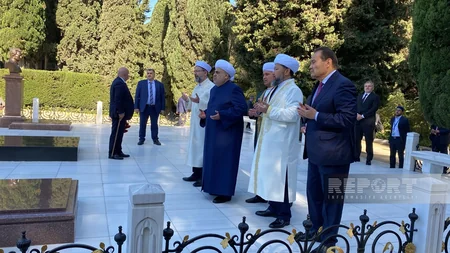 Türk Dövlətləri Təşkilatının müsəlman dini liderləri Fəxri və Şəhidlər xiyabanlarını ziyarət edib