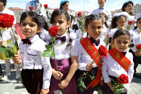 Təhsil naziri məcburi köçkün şagirdlərin Son zəngində  - FOTOREPORTAJ