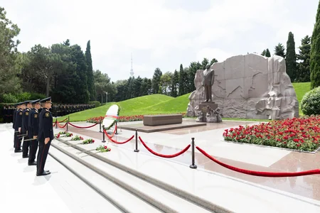 DİN-in kursantları Fəxri xiyabanda Ulu Öndər Heydər Əliyevin məzarını ziyarət ediblər