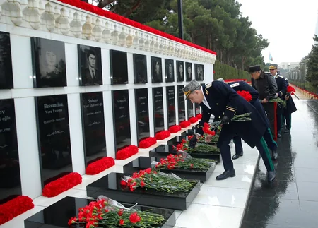 Baş Prokurorluğun rəhbərliyi və kollektivi Şəhidlər xiyabanını ziyarət edib