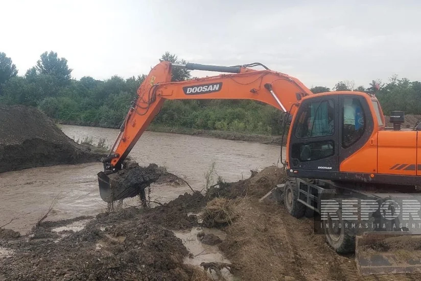 Yevlaxda sel səbəbindən məcrası genişlənən çayın yatağı qazılaraq əvvəlki hala salınıb