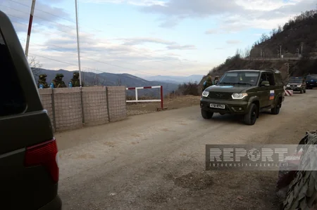 Еще четыре автомобиля российских миротворцев проехали по дороге Ханкенди-Лачын