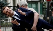 Украденную активистами Greenpeace скульптуру Макрона вернули в музей 