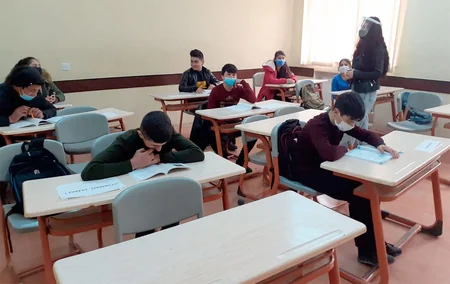 Üzü sipərli müəllimlər, maskalı şagirdlər  - FOTOREORTAJ