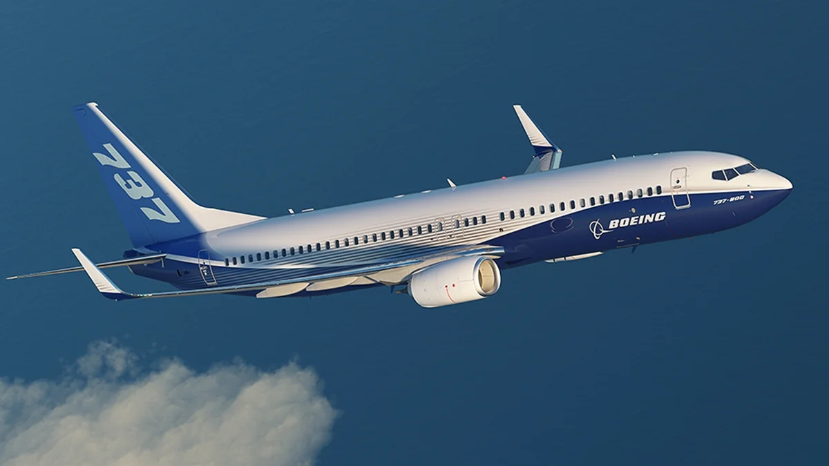 Boeing 737-800 благополучно приземлился c загоревшимся двигателем