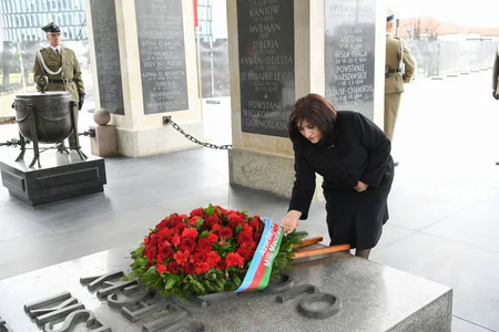Sahibə Qafarova Varşavada “Naməlum əsgər” abidəsini ziyarət edib