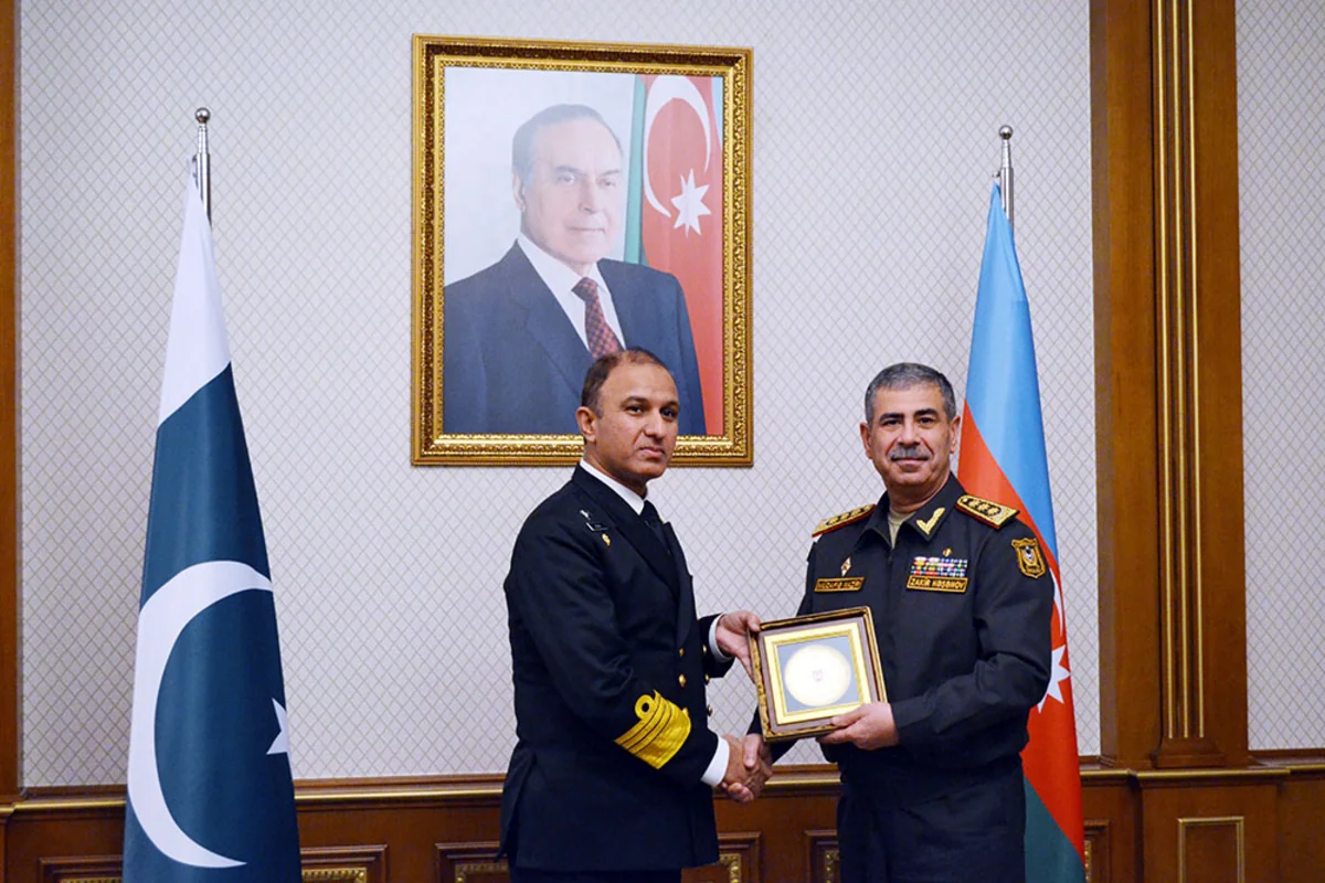 Azərbaycanın müdafiə naziri Pakistanın HDQ komandanı ilə görüşüb