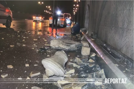 Bakıda yüksək sürətlə gedən avtomobil qəza törətdi - VİDEO - YENİLƏNİB