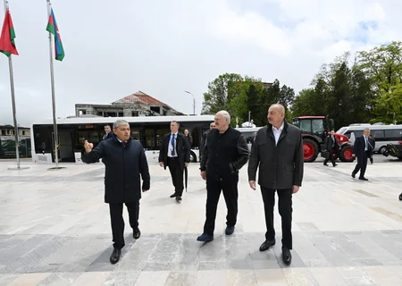 Azərbaycan ilə Belarusun birgə istehsalı olan avtobusa və Belarus Prezidentinin hədiyyə etdiyi traktorlara baxış keçirilib