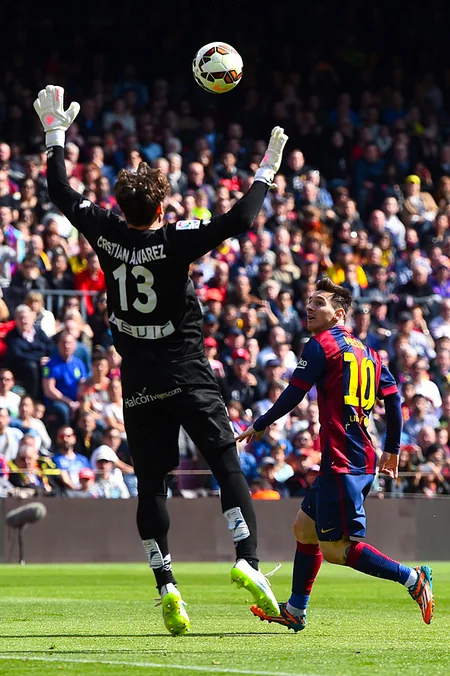 ​Барселона вышла в лидеры, Месси догнал Роналду