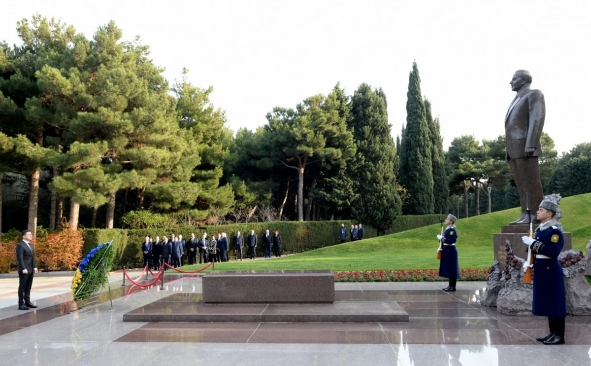 Vladimir Zelenski Heydər Əliyevin məzarını ziyarət edib