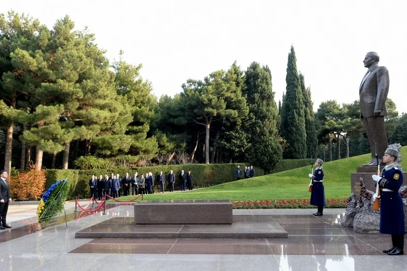 Vladimir Zelenski Heydər Əliyevin məzarını ziyarət edib