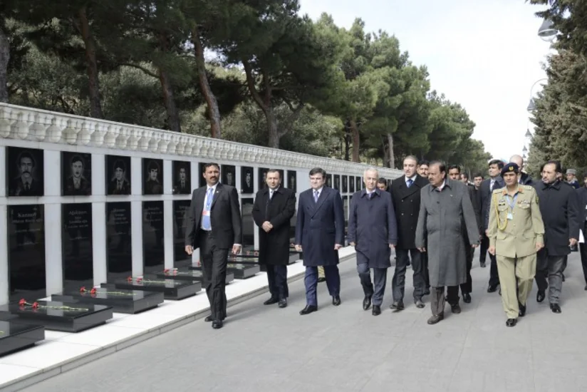 ​Pakistan Prezidenti Fəxri xiyabanı və Şəhidlər xiyabanını ziyarət edib