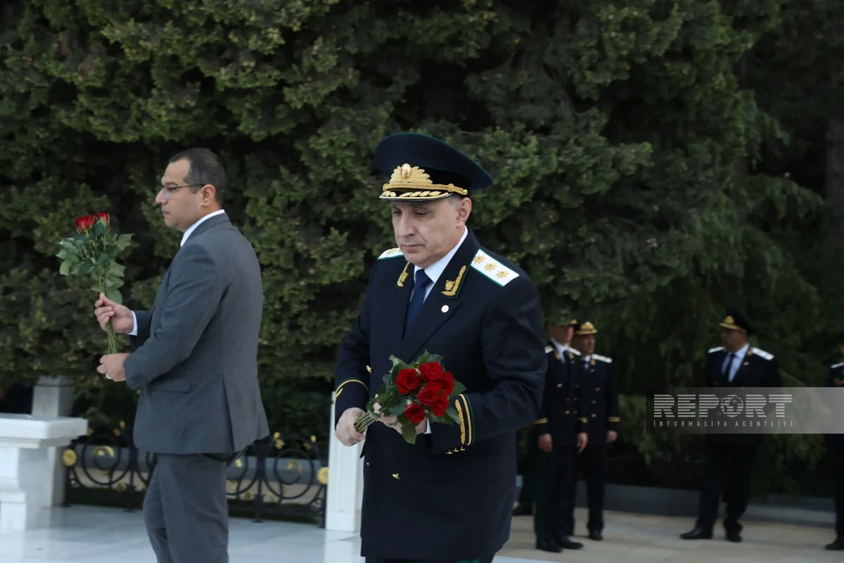 Kamran Əliyev prokurorluq işçilərinin peşə bayramı münasibətilə Fəxri xiyabanı ziyarət edib