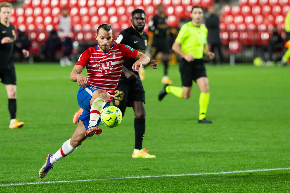 İspaniyalı futbolçu Barselonanın baş məşqçisini təlxək adlandırdı