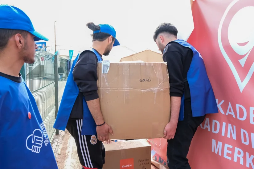 Azərbaycan könüllüləri Türkiyədə Sümeyye Ərdoğanla birgə zəlzələdən zərərçəkən qadınlara hədiyyələr təqdim edib