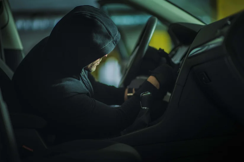 Bakı sakinini bıçaqla hədələyərək avtomobilini əlindən alıblar