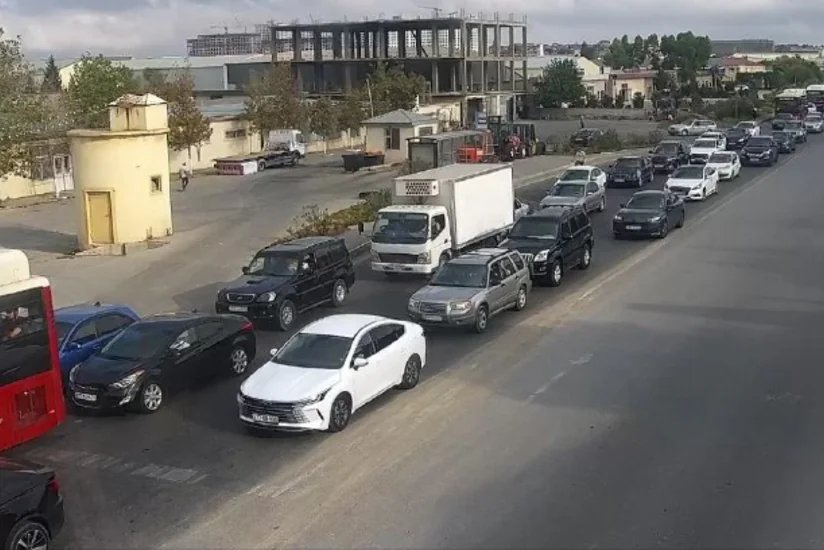 В Баку на ряде улиц и проспектов затруднено движение транспорта