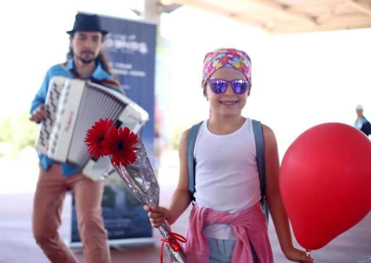 Rusiyalı turistlər Türkiyədə gül-çiçəklə qarşılanıb
