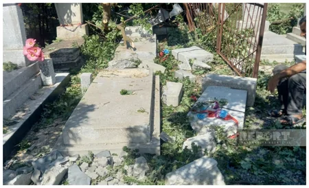 Bərdədə güclü külək çoxillik ağacı aşırıb, bir neçə qəbir dağılıb