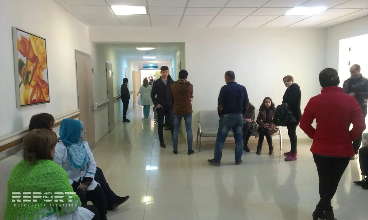 Azərbaycanda universitet müəllimi iki qız tələbəni avtomobillə vurub - FOTO