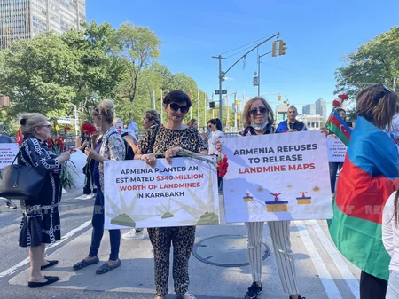Азербайджанцы США проводят акцию протеста перед зданием ООН