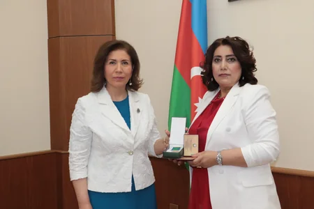 Bahar Muradova “Tərəqqi” medalı ilə təltif olunan qadınların mükafatlarını təqdim edib