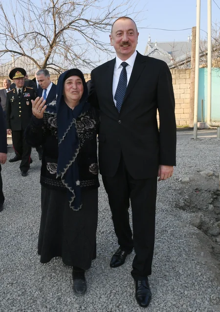 Prezident Ağsuda zəlzələnin nəticələrinin aradan qaldırılması ilə bağlı görülən işlərlə yerində tanış olub