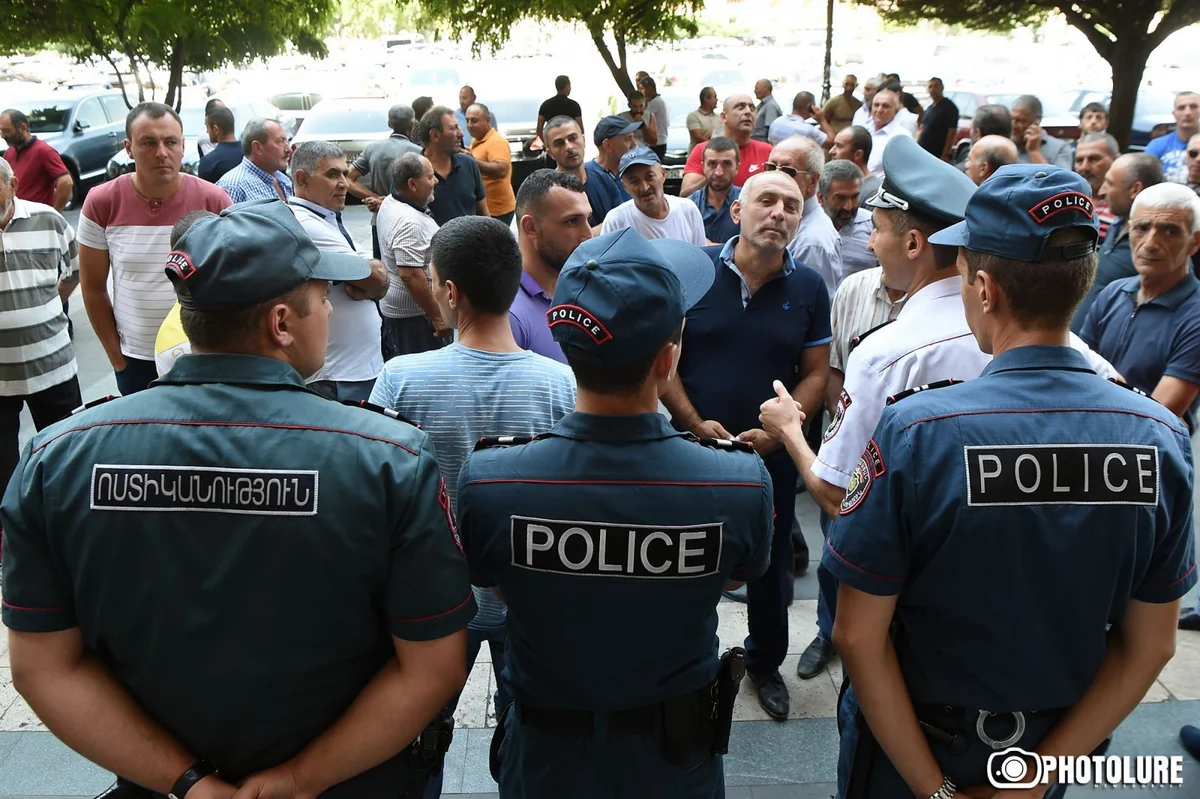 Ermənistanda kəndlilər hökumət binası qarşısında oturaq aksiya keçiriblər