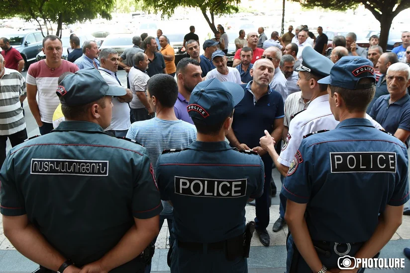Ermənistanda kəndlilər hökumət binası qarşısında oturaq aksiya keçiriblər