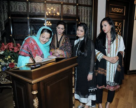 Pakistani PM’s spouse visits Azerilma LLC carpet gallery