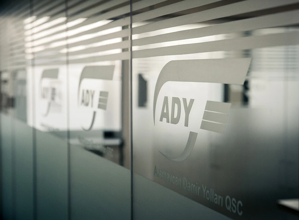 “Azərbaycan Dəmir Yolları” QSC: Məmməd Arif küçəsində yaşayanların təhlükəsizliyi üçün çəpərləmə işləri aparılıb