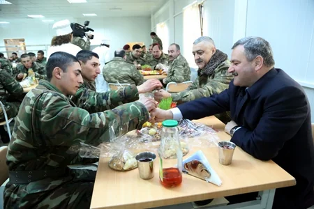 ​Azərbaycan müdafiə naziri: Biz düşmənə elə zərbələr endiririk ki, onlar qorxub qaçırlar