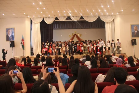 ​BSU rektoru məzunları mükafatlandırıb