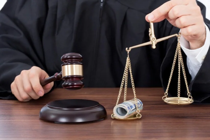 Rüşvət almaqda ittiham olunan hakimin məhkəməsi başlayır